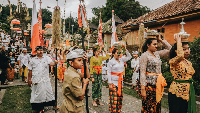 Ilustrasi ritual Hari Raya Kuningan. Foto: unsplash.com/Ruben Hutabarat