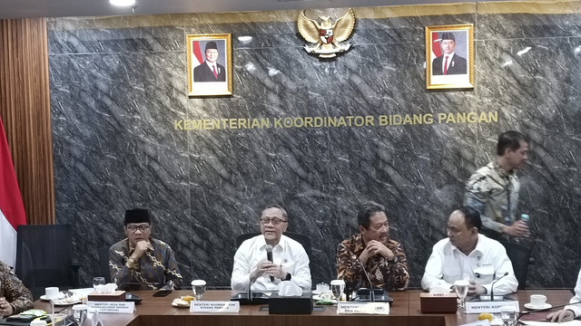 Menko Pangan Zulkifli Hasan dan Menteri Koperasi Budi Arie Setiadi di Kantor Kemenko Pangan, Jakarta, Jumat (2/5/2025). Foto: Muhammad Fhandra Hardiyon/kumparan