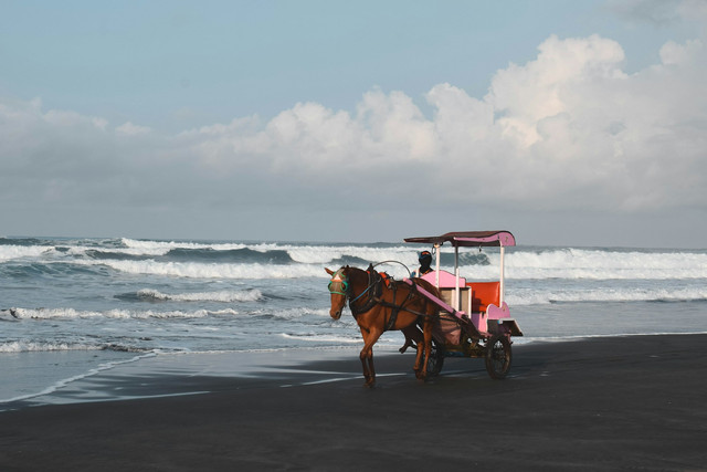 Pantai Selatan di Mana. Foto: Pantai Parangtritis. Sumber: Unsplash Elang Wardhana