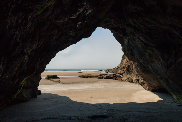 Daya Tarik Goa Madasari Pangandaran. Foto hanya sebagai ilustrasi saja, bukan tempat sebenarnya. Sumber: Unsplash/Eric Muhr.