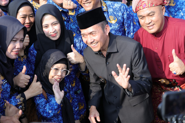 Wali Kota Palembang, Ratu Dewa, bersama PPPK dan PNS yang baru dilantik. (ist)