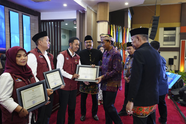Kemensos menggraduasi 500 Keluarga Penerima Manfaat (KPM) Program Keluarga Harapan (PKH) di Gedung Samantha Krida Universitas Brawijaya, Malang, Jumat (2/5/2025). Foto: Dok. Kemensos