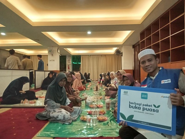 Jamaah Itikaf Masjid Daarut Tauhiid Bandung sedang Berbuka Puasa Bersama (Sumber : DT Peduli)