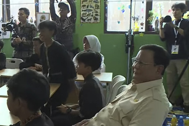 Presiden Prabowo Subianto menyaksikan para siswa belajar saat memperingati Hari Pendidikan Nasional 2025 di SDN Cimahpar 5, Bogor Utara, Jawa Barat, Jumat (2/5/2025). Foto: Youtube/Sekretariat Presiden