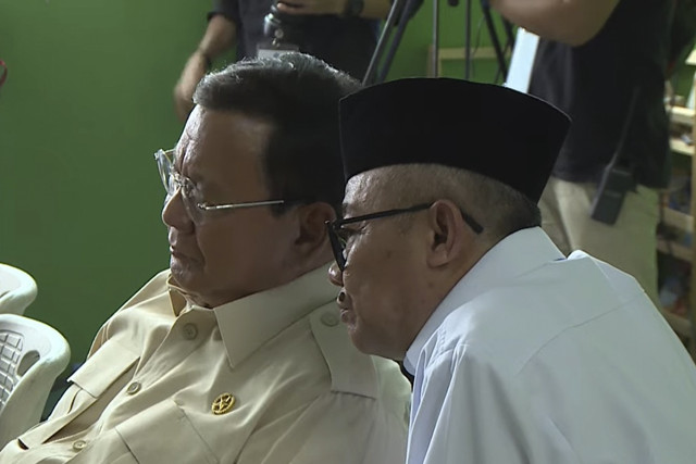 Presiden Prabowo Subianto berbincang dengan Mendikdasmen Abdul Mu'ti saat memperingati Hari Pendidikan Nasional 2025 di SDN Cimahpar 5, Bogor Utara, Jawa Barat, Jumat (2/5/2025). Foto: Youtube/Sekretariat Presiden