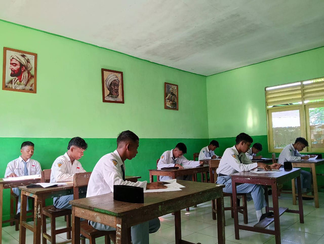 Siswa MA Sairun Pulau Rhun, Kecamatan Banda, Kabupaten Maluku Tengah, sedang malaksanakan Ujian Madrasah Tahun Pelajaran 2024/2025. Madrasah di Pulau Kecil ini baru memiliki 2 ruang kelas Belajar (RKB) yang dibangun atas swadaya masyarakat. Sumber Foto: Dokumentasi Pribadi.