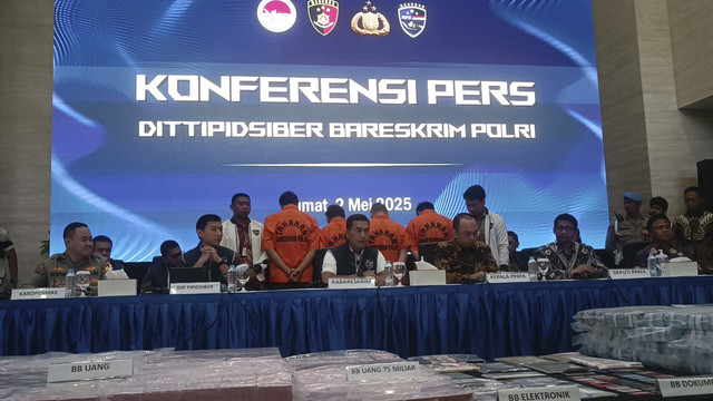 Tersangka judol dari pengungkapan kasus di website H55Hiwin ditampilkan dalam konferensi pers di Mabes Polri, Jumat (2/5/2025). Foto: Thomas Bosco/kumparan