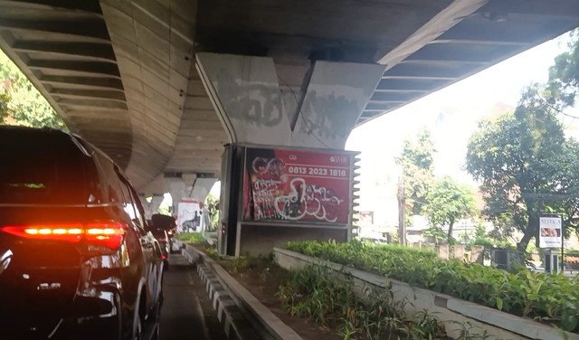 Pilar penyangga flyover Pasupati yang jadi sasaran vandalisme, Jumat (2/5/2025). Foto: Robby Bouceu/kumparan