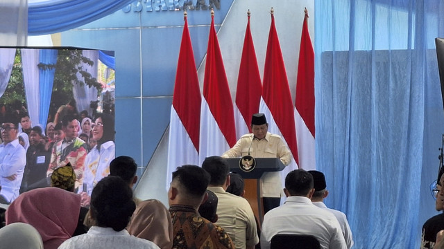 Presiden Republik Indonesia Prabowo Subianto dalam peluncuran Program Hasil Terbaik Cepat (PHTC) dan peringatan Hari Pendidikan Nasional (Hardiknas) 2025 di SDN 05 Cimahpar, Bogor Utara, Jawa Barat, Jumat (2/5/2025). Foto: Zamachsyari/kumparan