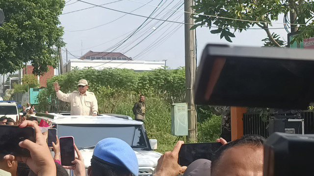 Presiden Republik Indonesia Prabowo Subianto menghadiri acara peringatan Hari Pendidikan Nasional (Hardiknas) 2025 sekaligus peluncuran Program Hasil Terbaik Cepat di SDN Cimahpar 5, Bogor Utara, Jawa Barat, Jumat (2/5/2025). Foto: Zamachsyari/kumparan