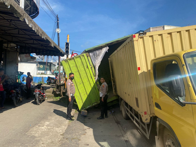 Truk box masuk gorong-gorong di ruas Jalan Lintas Barat Sumatera, tepatnya di Simpang Empat Pasar Induk Pringsewu. | Foto: Dok Humas Polres Pringsewu