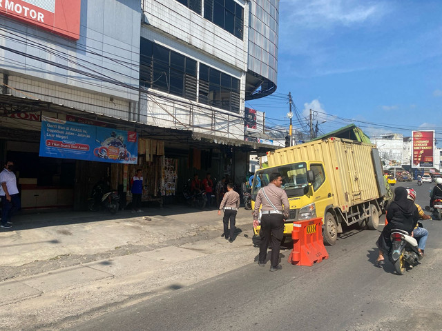 Truk box masuk gorong-gorong di ruas Jalan Lintas Barat Sumatera, tepatnya di Simpang Empat Pasar Induk Pringsewu. | Foto: Dok Humas Polres Pringsewu