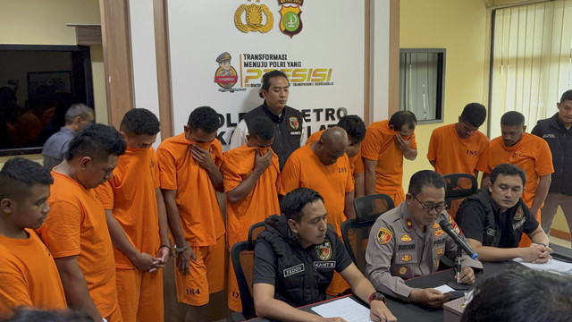Para tersangka penyerangan di Kemang, Jakarta Selatan saat konferensi pers di Polres Jaksel, Jumat (2/5/2025). Foto: Abid Raihan/kumparan