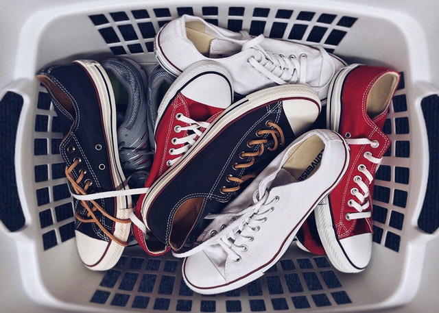 Ilustrasi untuk cara mengikat tali sepatu sneakers pria. Sumber: pexels.com/Pixabay