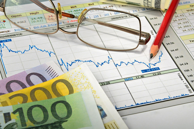 https://pixabay.com/photos/money-businesses-finances-5029288/