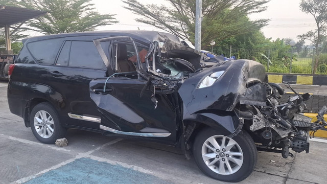 Kondisi mobil yang ditumpangi anggota DPR RI Alamudin Dimyati Rois alias Gus Alam mengalami kecelakaan di Tol Pemalang, Jawa Tengah. Foto: Istimewa