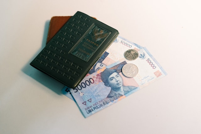 Ilustrasi uang kertas rupiah yang ditarik bi, Photo by bady abbas on Unsplash