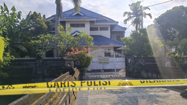 Rumah kosong lokasi penemuan mayat di dalam mobil telah dipasang garis polisi. Foto: Denita BR Matondang/kumparan
