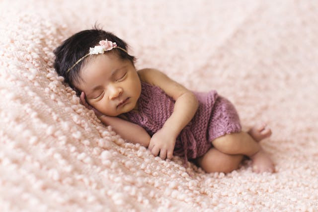 Ilustrasi Cara Menebalkan Alis Bayi. Sumber: Pexels/Samrana3003