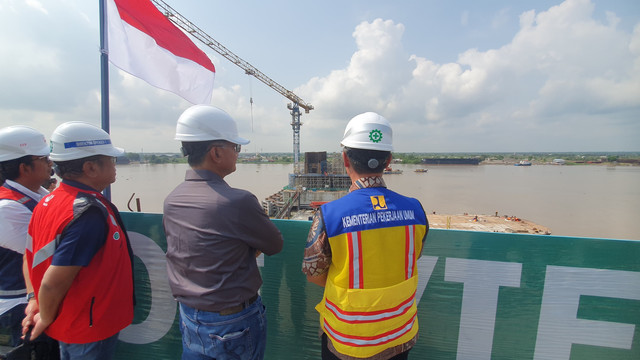 Menteri PU Dody Hanggodo saat meninjau Jembatan Musi V yang merupakan bagian dari akses Tol Kayu Agung-Palembang-Betung. Foto : Abdullah Toriq/Urban Id