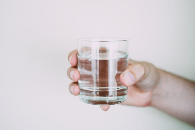 Ilustrasi doa minum air zam zam. Sumber: pexels.com