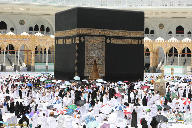 Jemaah haji membawa payung saat umrah di Masjidil Haram, Jumat (2/5/2025). Foto: X/@PRAGOVSA