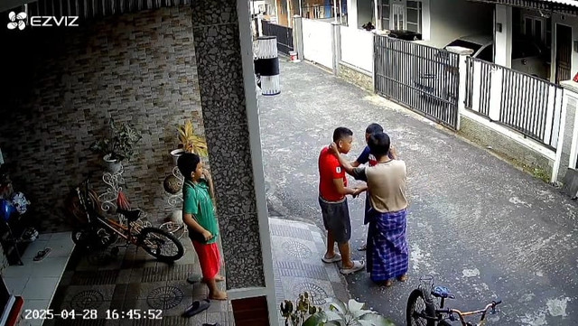 Video rekaman CCTV memperliihatkan aksi seorang pria tampar tiga anak laki-laki di bawah umur. Foto : Potongan Video