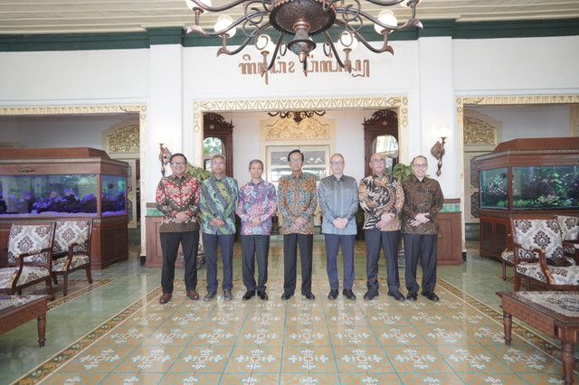Gubernur DIY, Sri Sultan HB X, menerima kunjungan 6 duta besar alumnus UGM, Jumat (2/5). Foto: Dok. Pemda DIY