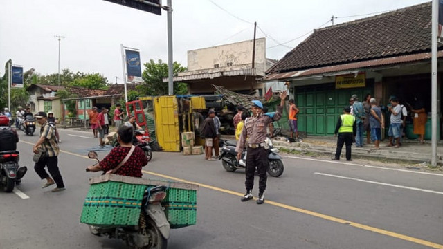 Kecelakaan lalu lintas di Jalan Raya Bojonegoro-Cepu, turut Desa Purwosari, Kecamatan Purwosari, Kabupaten Bojonegoro, Jawa Timur. Jumat (02/05/2025). (Aset: Istimewa)