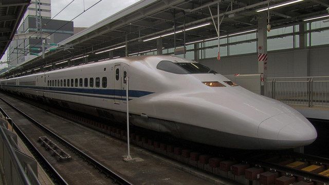 Kerata Cepat Shinkanse. sumber: https://cdn.pixabay.com/photo/2017/09/03/20/52/shinkansen-2712038_1280.jpg