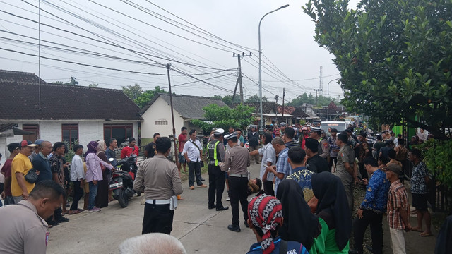 Petugas saat gelar olah TKP kecelakaan lalu lintas yang terjadi di Jalan PUK Kedungadem–Sugihwaras, tepatnya di Desa Ngaglik, Kecamatan Kedungadem, Kabupaten Bojonegoro. Jumat (02/05/2025). (Aset: Istimewa)