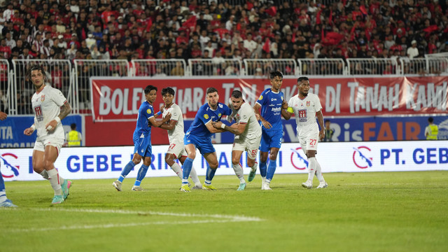 Malut United vs Persib Bandung dalam laga pekan ke-31 Liga 1 2024/25 di Stadion Gelora Kie Raha, Ternate, pada Jumat (2/5/2025). Foto: dok malut