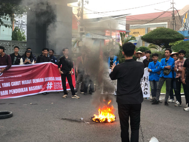 Massa aksi saat membakar ban di halaman Kantor Gubernur Sumsel. Foto : Abdullah Toriq/Urban Id