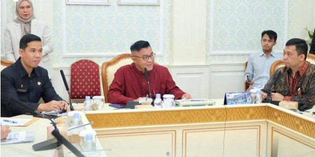 Sekda Kota Palembang, Aprizal Hasyim saat rapat pertemuan dengan BPJS Kesehatan Palembang/ist.