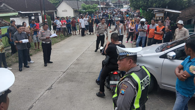 Petugas saat gelar olah TKP kecelakaan lalu lintas yang terjadi di Jalan PUK Kedungadem–Sugihwaras, tepatnya di Desa Ngaglik, Kecamatan Kedungadem, Kabupaten Bojonegoro. Jumat (02/05/2025). (Aset: Istimewa)
