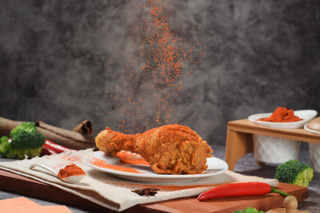 Ilustrasi cara menggoreng ayam agar tidak keras. Pixabay/Phounghoangthuy.
