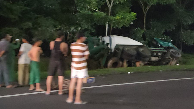 Sebuah truk molen keluar jalur dan terbalik di pinggir jalan Tol Jagorawi di KM 41 arah Ciawi, Jumat (2/5). Foto: Dok. kumparan