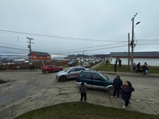 Warga mengungsi dari garis pantai di Chili, menyusul peringatan pencegahan tsunami yang dikeluarkan oleh otoritas setempat, setelah gempa bumi memicu ancaman tsunami di pantai Pasifik, di Puerto Williams, Chili, 2 Mei 2025. Foto: REUTERS/Gabriel Leiva