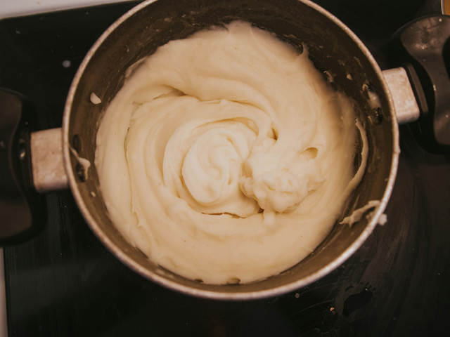 Ilustrasi Tips Menggoreng Risol Mayo, Foto: Unsplash/Gio Bartlett
