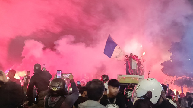 Bobotoh berkumpul persimpangan Jalan Sulanjana dan Jalan Tamansari atau sekitar Balubur Town Square (Baltos), Bandung, sebelum konvoi Jumat (2/5) malam. Foto: Robby Bouceu/kumparan