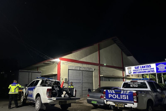 im Unit Laka Polresta Barelang mengevakuasi sepeda motor terlibat kecelakaan di simpang Tiban Center, Sekupang dibawa ke Polresta Barelang, Batam, Jumat (2/5) malam. Foto: Antara