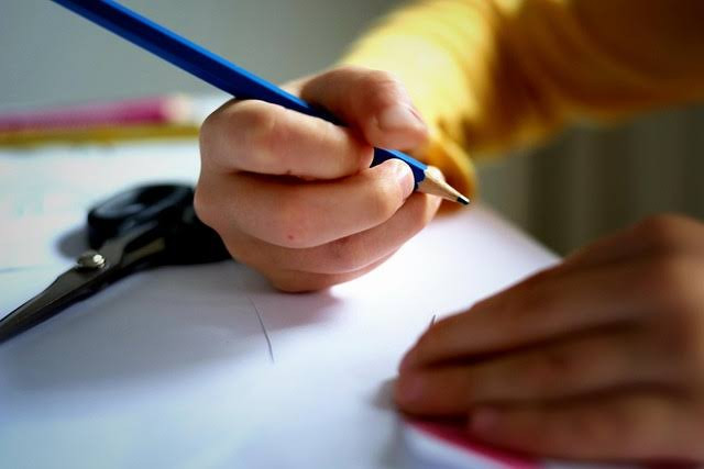 Ilustrasi siswa sedang menggambar. Foto: Pixabay