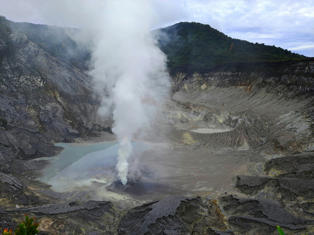 Cara ke Kawah Ratu via Cidahu. Foto: Kawah Ratu. Sumber: unsplash.com/Wildan Abdillah.