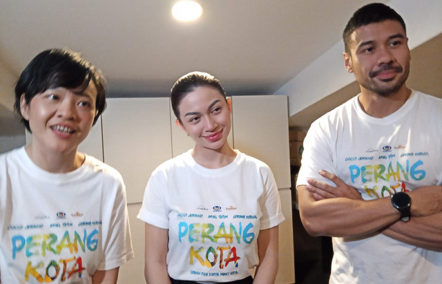 (dari kiri ke kanan) Sutradara film Perang Kota, Mouly Surya, bersama Ariel Tatum dan Chicco Jerikho. Foto: Masruroh/Basra