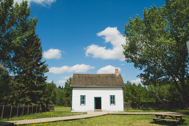 Ilustrasi Mitos Rumah Menghadap Timur. Unsplash.com/Redd Francisco