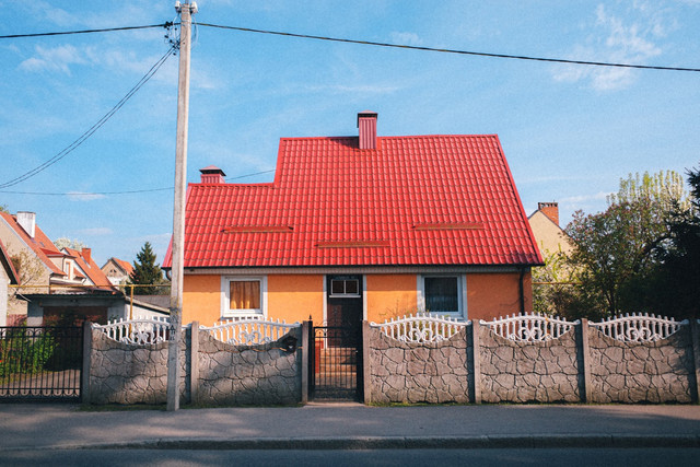 Ilustrasi Mitos Rumah Paling Ujung. Unsplash.com/Alexander Lunyov