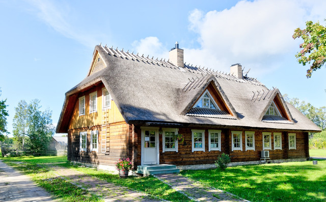 Ilustrasi Mitos Satu Rumah 3 Keluarga. Unsplash.com/Jacques Bopp