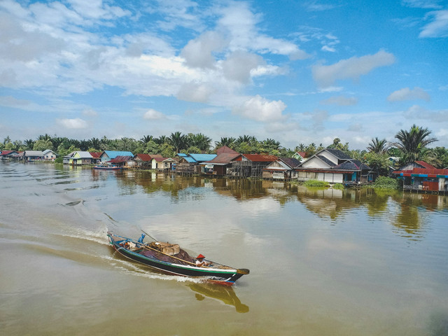 Pusat oleh-oleh Banjarmasin. Foto Sungai Lulut, salah satu sungai di Banjarmasin. Sumber: Unsplash/Tia