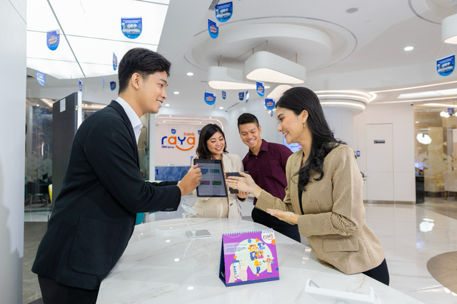 Nasabah saat dilayani petugas Bank Raya. Foto: Dok. Bank Raya