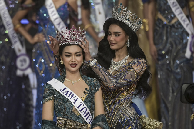 Puteri Indonesia 2024 Harashta Haifa Zahra (kanan) memakaikan mahkota kepada Puteri Indonesia 2025 terpilih Firsta Yufi Amarta Putri (kiri) saat malam puncak Grand Final Pemilihan Puteri Indonesia 2025 di Plenary Hall JICC, Senayan, Jakarta, Jumat. Foto: Fauzan/ANTARA FOTO
